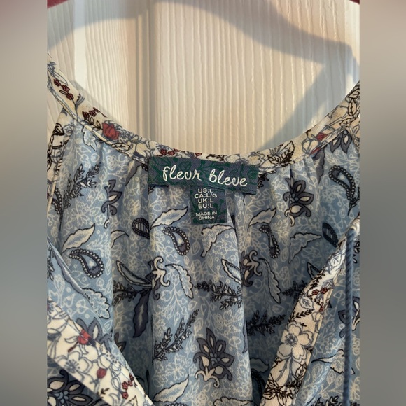 Beautiful flowy top - Picture 4 of 5